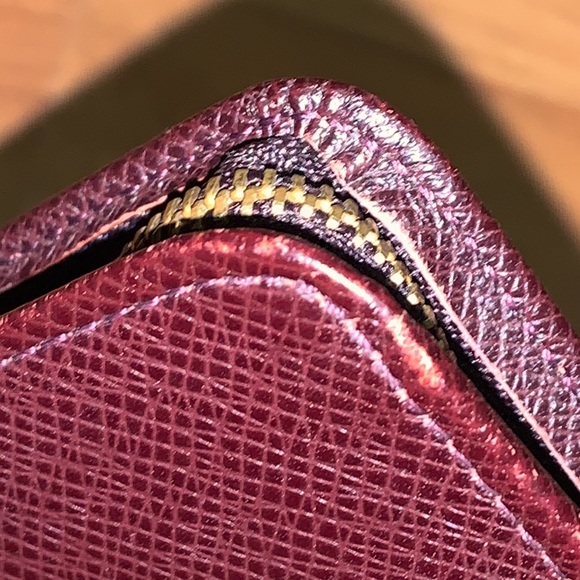 Authentic Louis Vuitton Taiga Zip Around Bifold Wallet - Picture 4 of 16